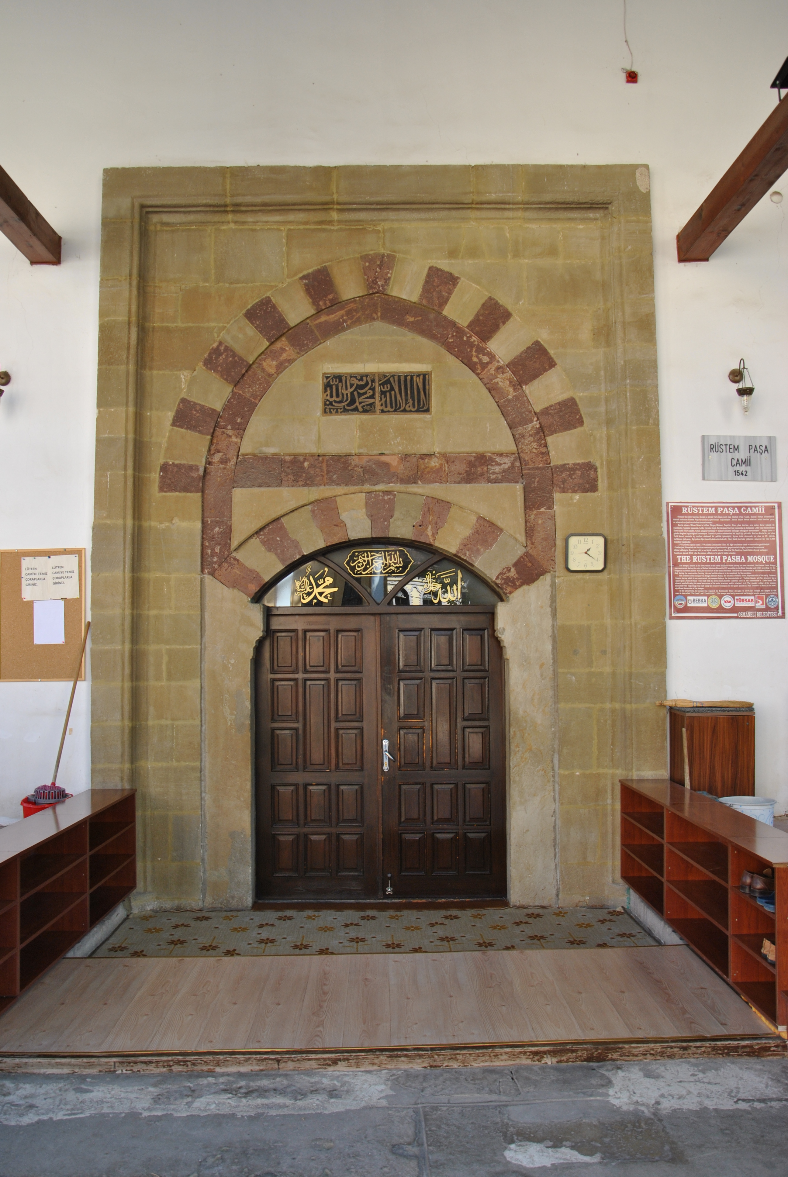 Fotoğraf 13. Rüstem Paşa Camii’nin giriş kapısı.