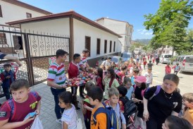 1308 Osmaneli Belediyespor, okul çıkışı öğrencilere sürpriz bir etkinlik düzenledi.